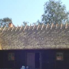 Kominy i dach z trzciny